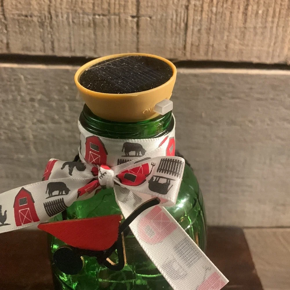 ‘I ❤️ Dirt’ logo green barrel solar lantern